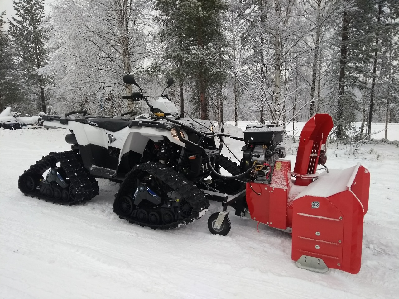 Polaris-mönkijä lumiaurahommissa.