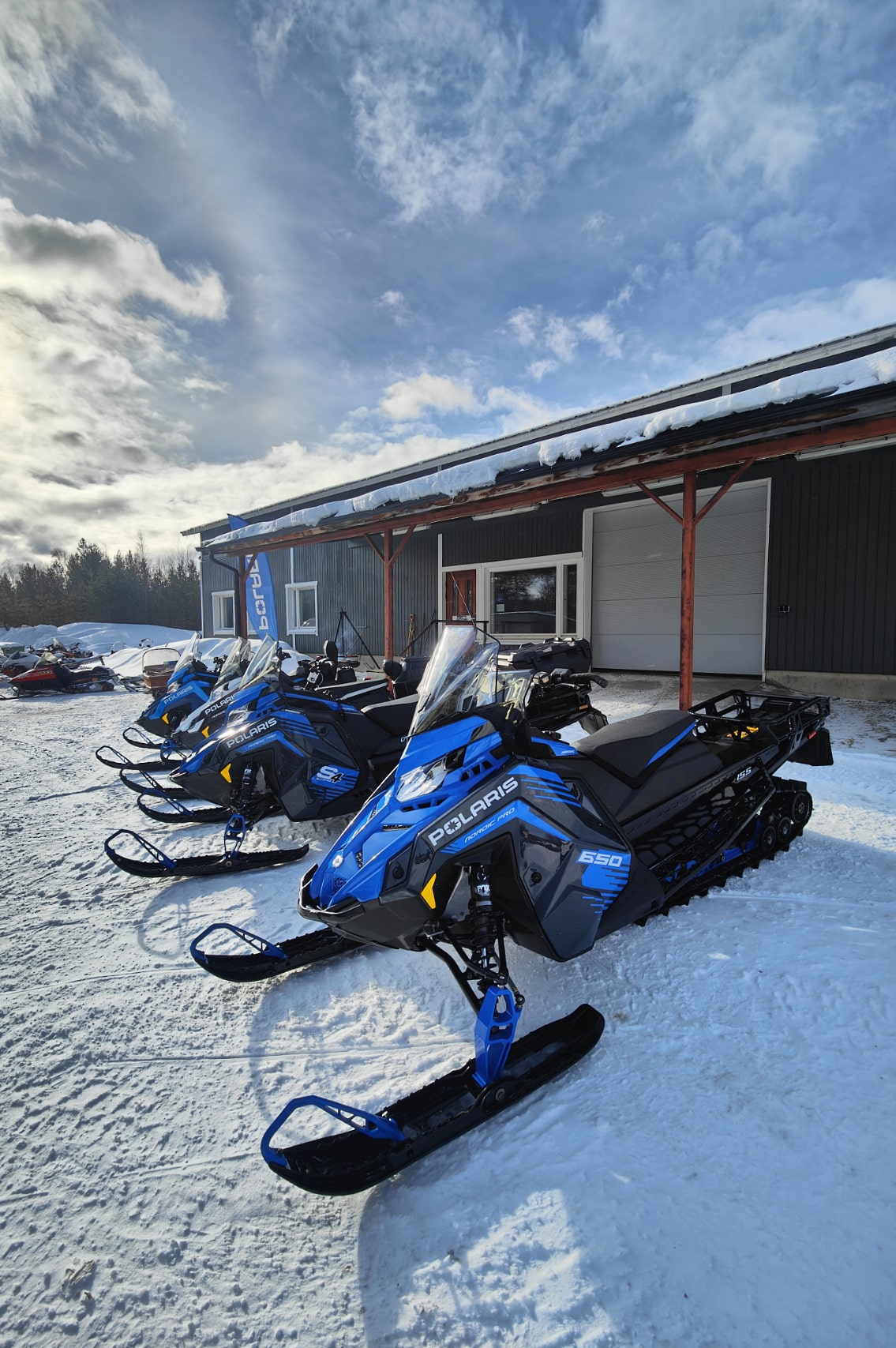 Polaris-moottorikelkkoja hangella.