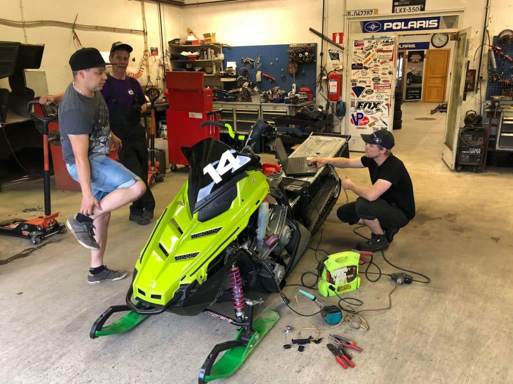 Moottorikelkan huoltoa.