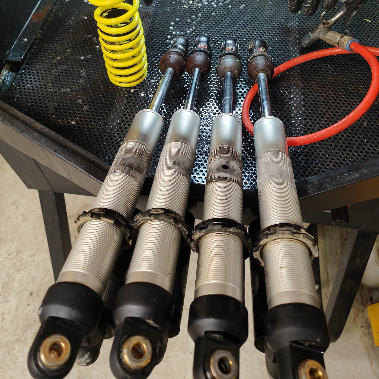 Iskunvaimentimia huollettavana.