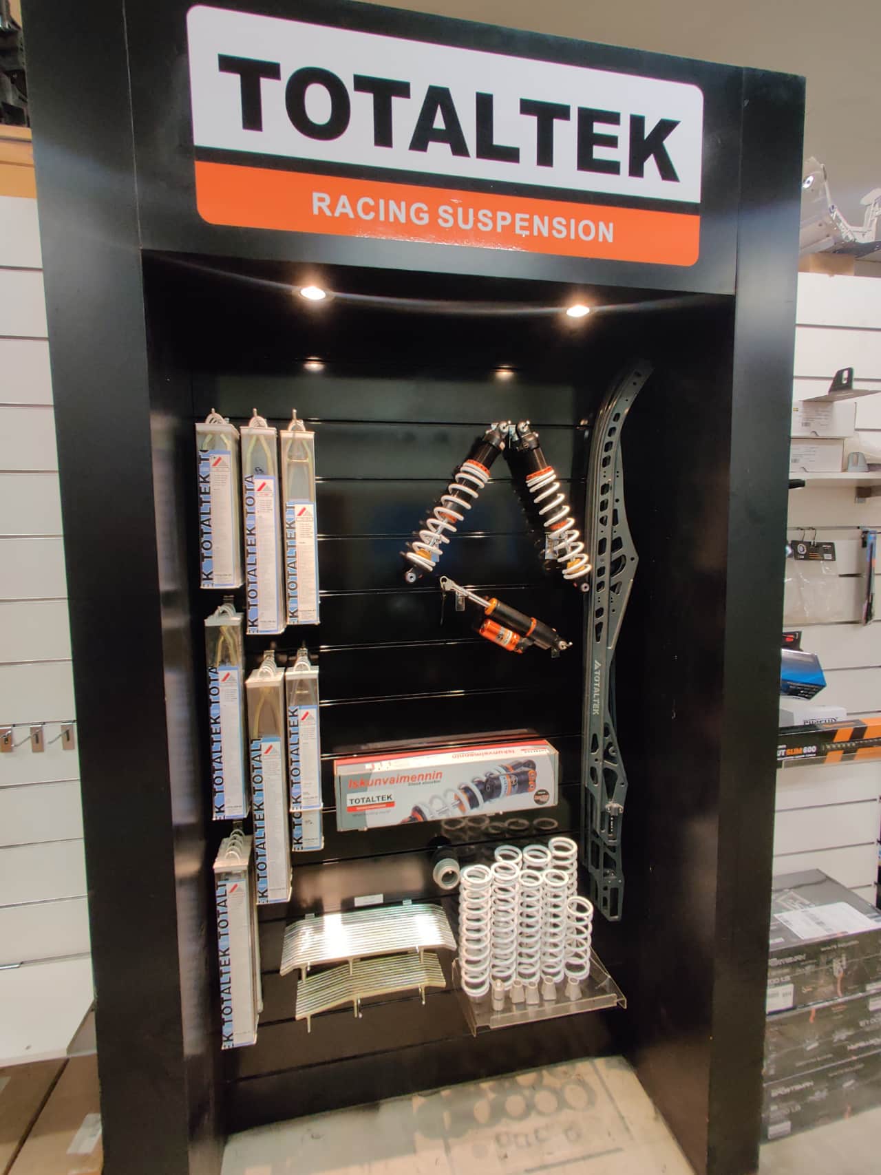 Totaltek-iskunvaimentimia hyllyssä.