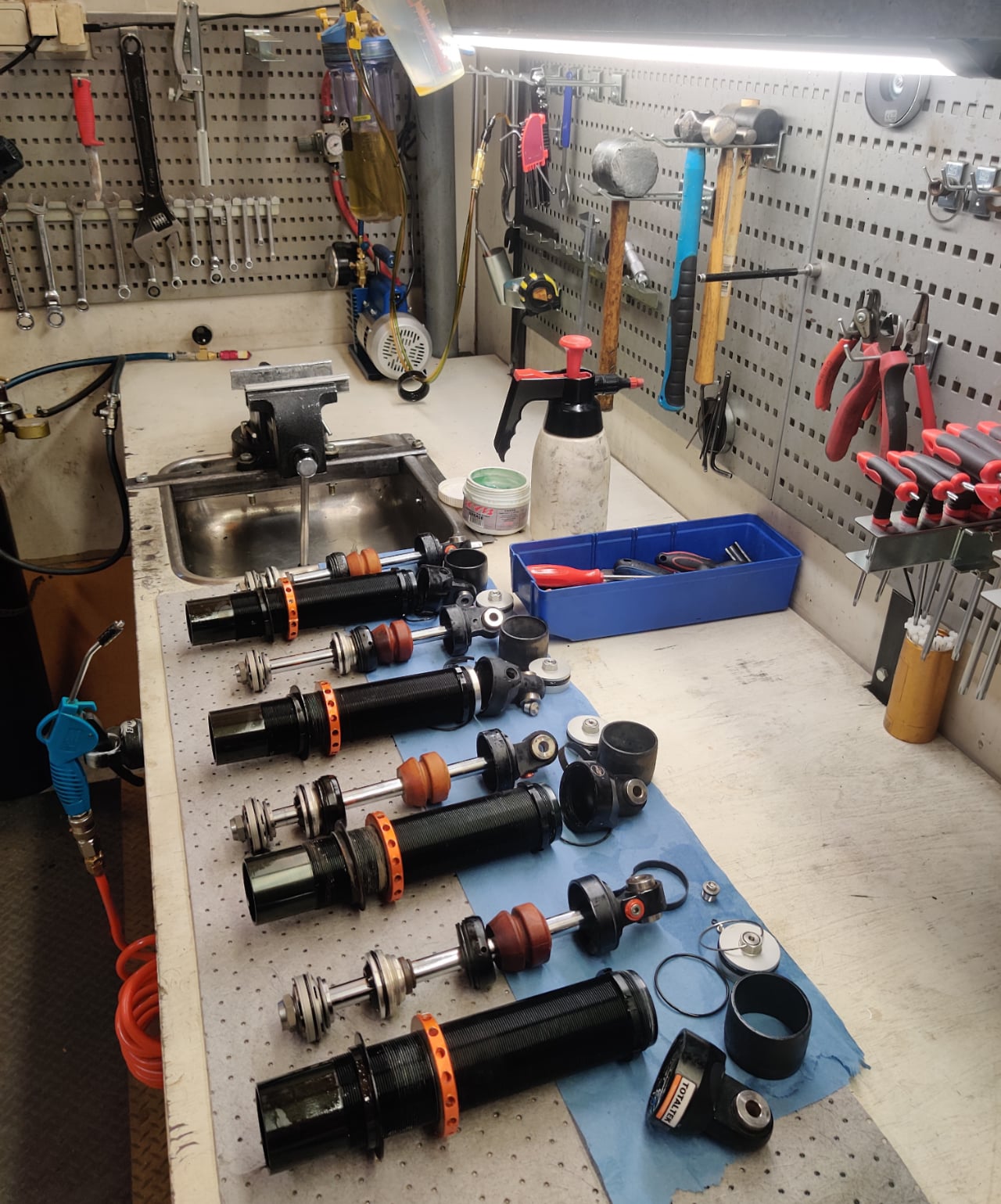 Iskunvaimentimia työtasolla.